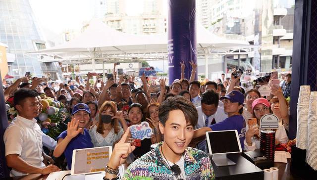 快餐店|吴尊汉堡店一夜走红,随手去买2个“牛肉堡”,结账时以为听错了