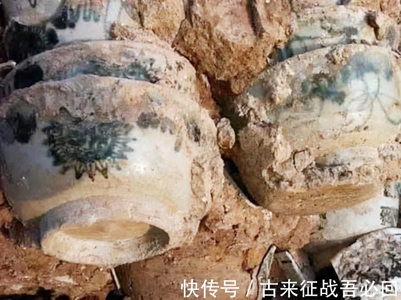 椁室#挖地基发现明朝古墓,全部墓墙都用青花瓷堆成,专家:从没见过