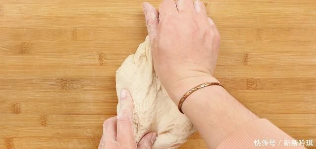 面团|手撕面包这样做,柔软筋道又拉丝,一层一层撕着吃,太香了