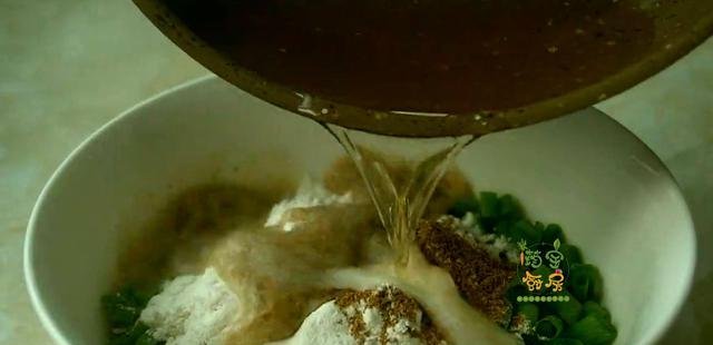 这是我见过最简单的烙饼，一擀一折，有菜有蛋，柔软筋道真解馋