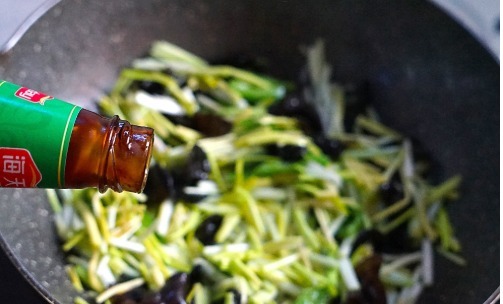 下饭|和黑木耳是绝配,这样炒开胃又下饭,冬天要多吃