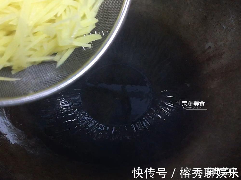 步骤|炒土豆丝时，有的人在第一步就做错了，多加一个步骤，爽脆不发黑