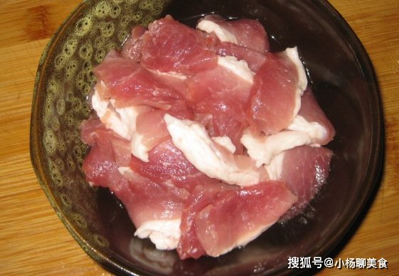 阿堂哥|胡萝卜炒肉，不一样的尝试，别样的味道，比青椒炒肉还好吃！