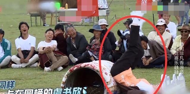  岳云鹏|帮岳云鹏帮虞书欣翻跟头，看看她的手的动作，难怪她害羞