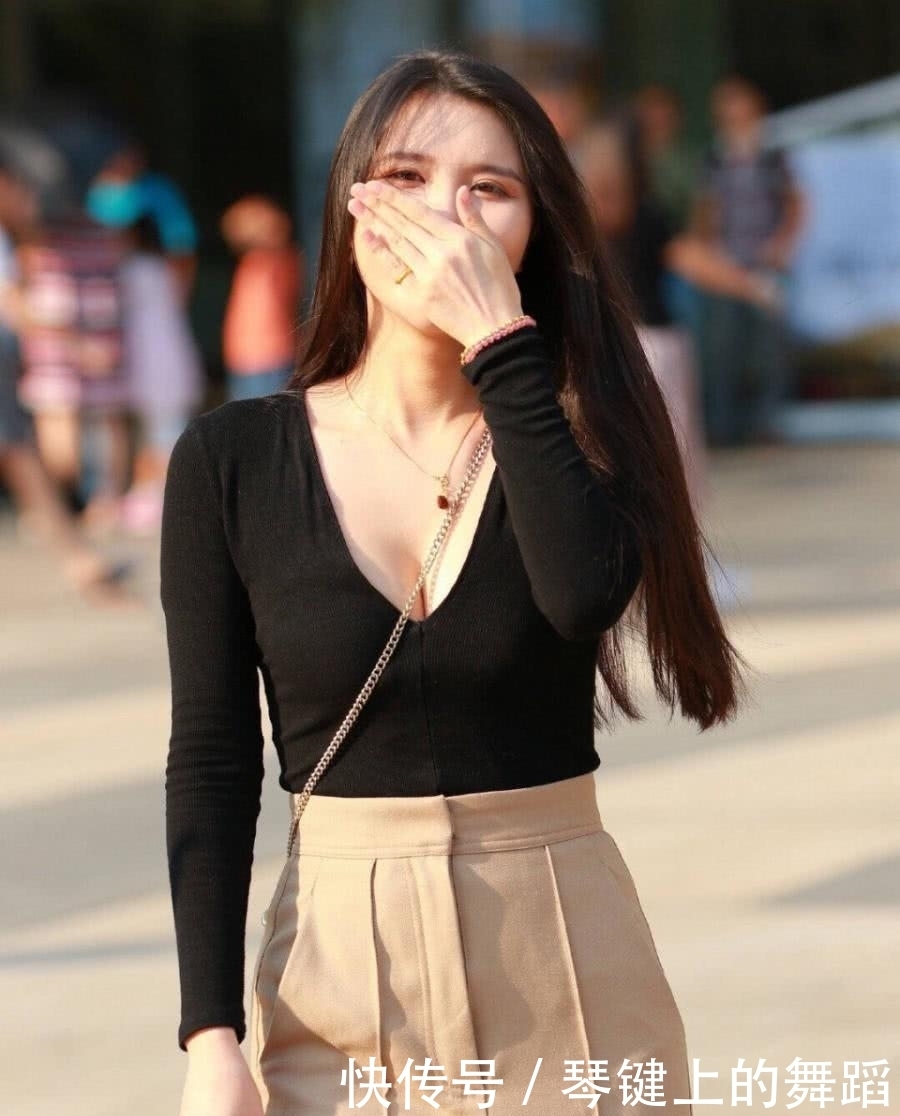 街拍:身材胖嘟嘟的小姐姐身穿高腰阔腿裤配黑色T恤,女人味十足