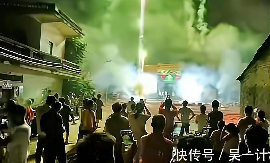 全红婵|满天烟花绚丽多彩!全红婵老家热闹起来,围观群众沾了红姐喜气