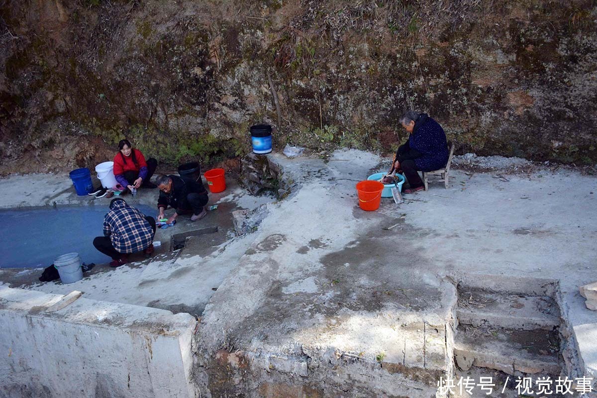 山区小学墙上挂大学校训,很多外乡小孩前来就读,看看啥情况