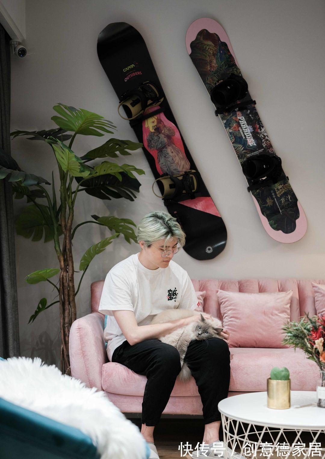 现代式|充满色彩的双层二居室,这样的设计也太有质感了,真的很温馨