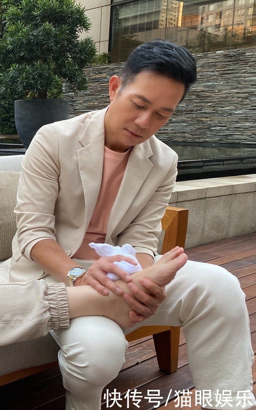 58歲影帝張兆輝近照,當眾為妻子敷腳,女兒高顏值撞臉李嘉欣