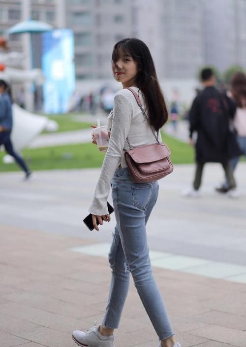 小姐姐搭配牛仔裤,装扮出自然美感,简约风向你袭来