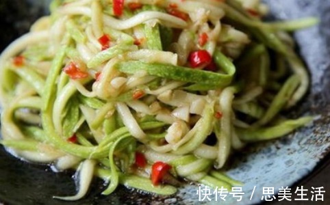 天热西葫芦|天热西葫芦别再炒着吃，教你一个新吃法，爽脆开胃又下饭，吃不腻
