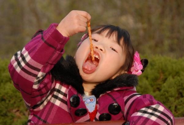医生|吃一口等同于吃5个塑料袋，很多父母却还在给孩子吃，医生很无奈