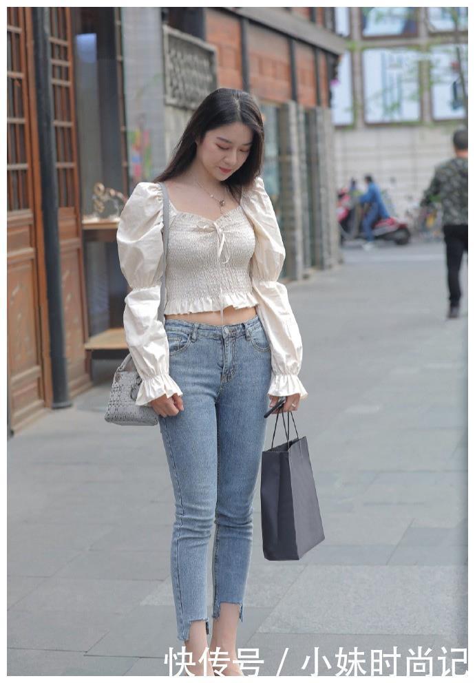 牛仔裤的个性感和清凉感, 加入了不规则的剪裁, 展现出了个性俏丽