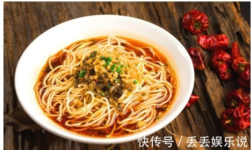 懒人面条的做法，5分钟做好一碗面，酸辣爽口，简单美味又快速