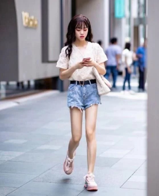 街拍：身材高挑的美女，一条蓝色的连衣裙，青春活力气质