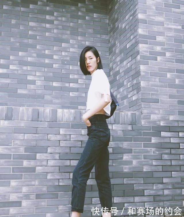 tips 33岁刘雯终于奢侈一回，穿4000T恤去罗马旅游，这打扮真是超模！