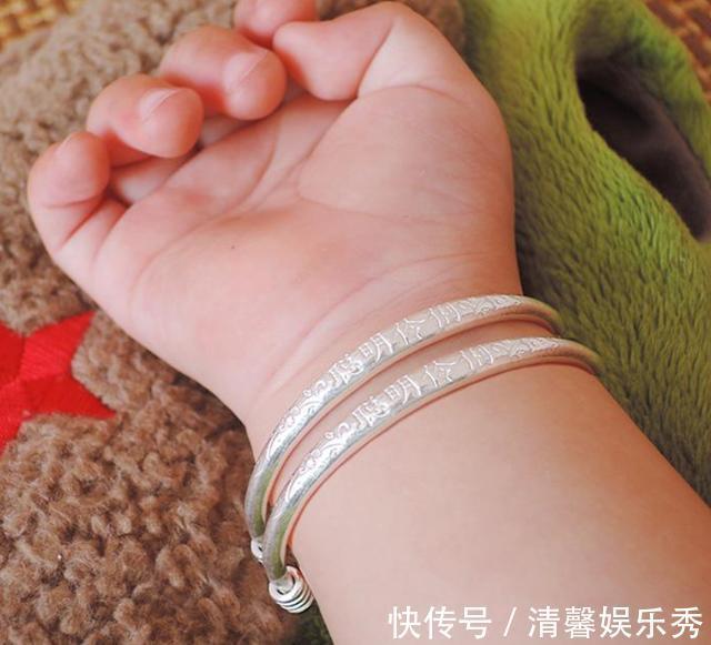 孩子|奶奶送孙女祖传银手镯，手镯一天比一天亮，医生怒斥：赶紧摘掉