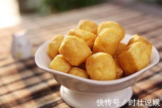 炸豆腐泡|炸豆腐泡，直接炸还是裹面粉炸教你一招，金黄酥脆，起泡不油腻