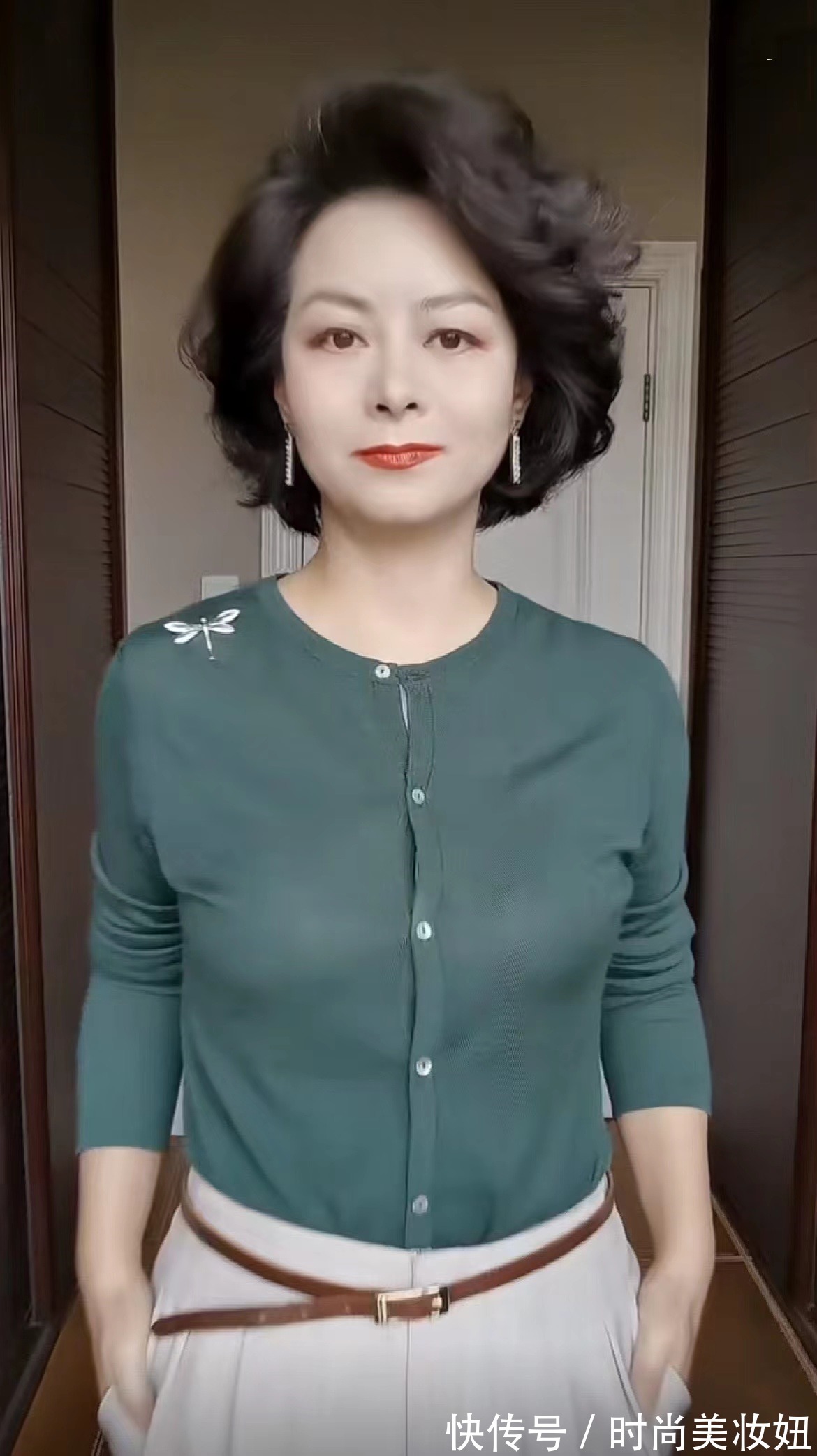 色彩 50岁女人要打扮得高级,分享超实用的3种配色秘诀,每一套都超美