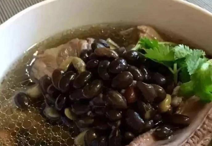 黑豆|黑豆是天然“黄体酮”,5种吃法简单又好做,养颜护肤显年轻