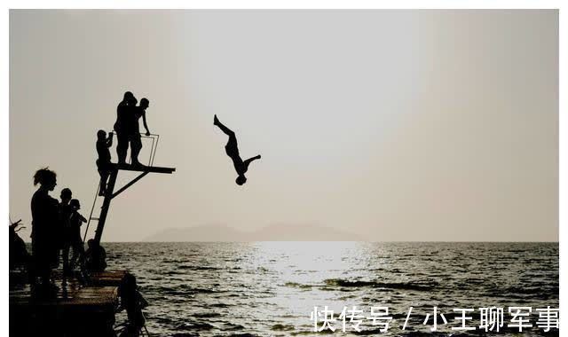 跳楼|孩子直接跳楼,妈妈躺地上大哭,后悔已经晚了