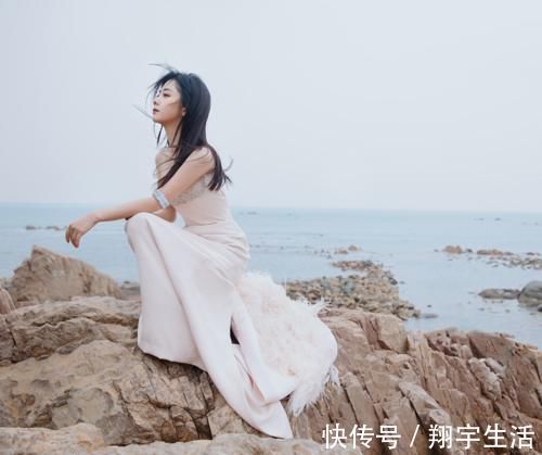 为爱尖叫晚会明星零下6度走红毯,女主持人