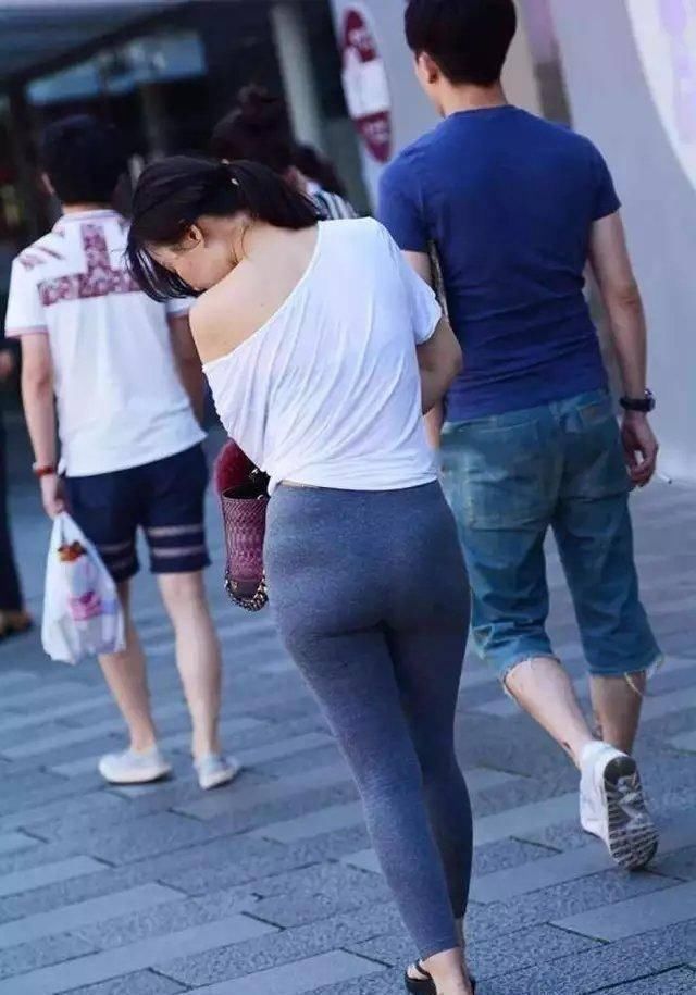 小蛮腰|街拍小美女搭配时尚紧身裤,小巧的款式将性感的小蛮腰展现