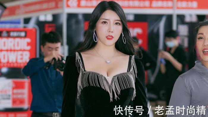 美女 街拍:偶遇健身圈的美女网红刘太阳,时尚气质身材棒!