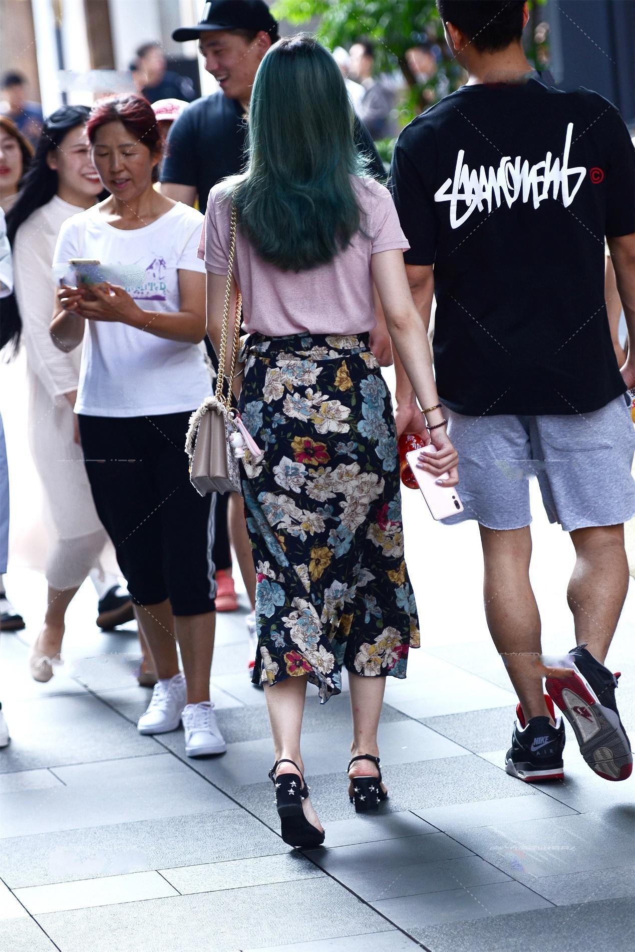 上衣|皮粉色上衣, 搭配黑色碎花裙, 青春美丽