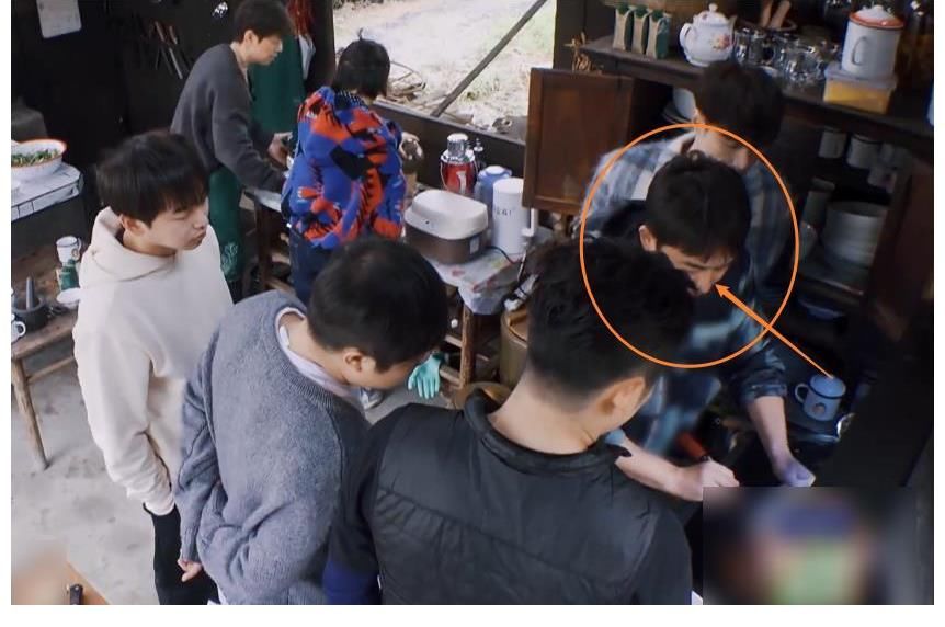 刘晓邑|黄磊做完饭先去洗澡,大家都自顾自吃得很欢,只有一人为他留饭