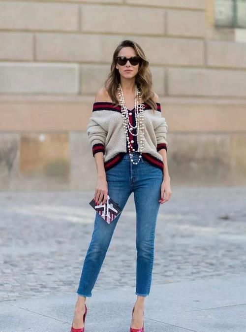 收起你的卫衣吧，今年流行这几款内搭，每天都能穿出新花样