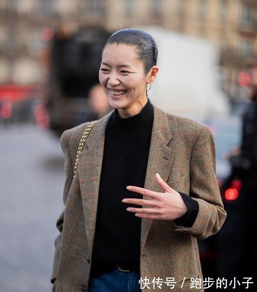 气质|刘雯的时尚看不懂,弄个大油头就算了还紧贴头皮,气质都改变不少