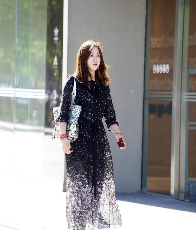 连衣裙彰显帅气时尚魅力，更显优雅气质