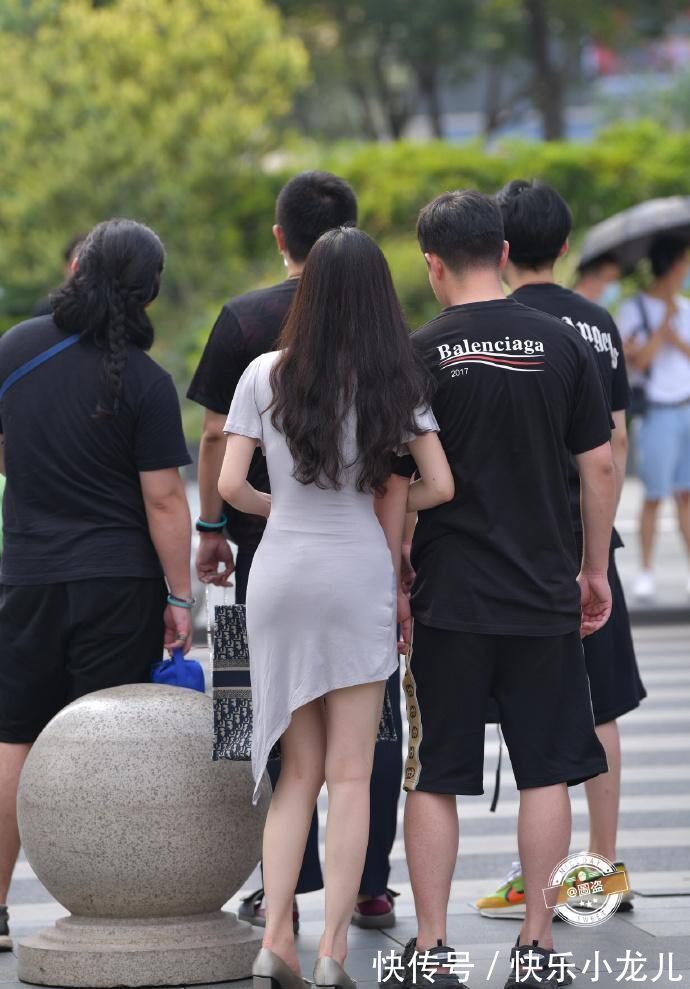 装扮 大方优雅的连衣裙装扮时尚出彩又美观,透出不凡的格调,帅气随性