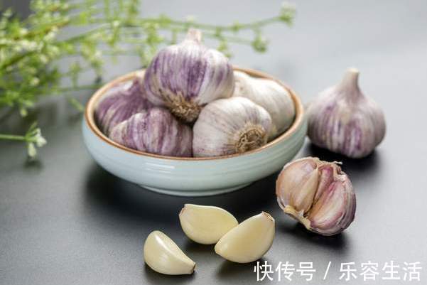 技巧|新蒜大量上市,教你2个保存技巧,趁着新鲜多买点,够吃一整年