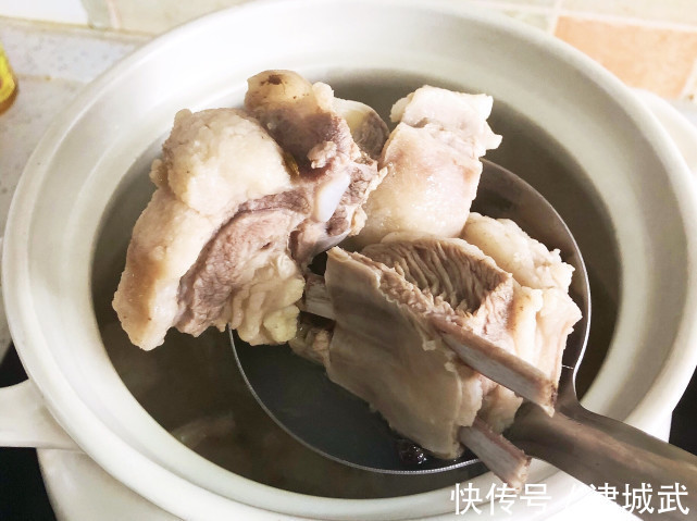 秋天最该吃这肉,比牛肉香,比排骨滋补,热乎乎炖一锅,吃美全家人