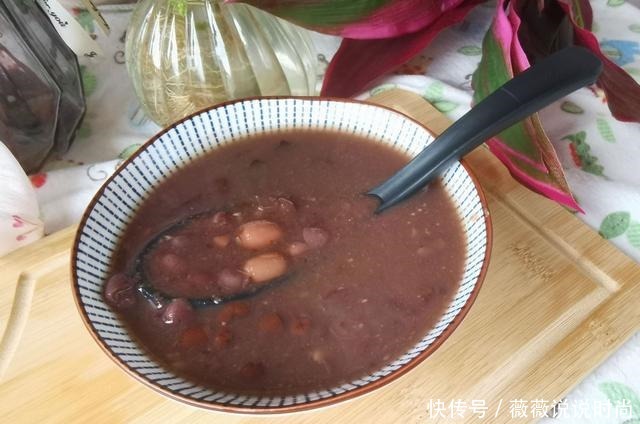 它和红豆一起煮,皱纹消失了,嘴巴不臭了,秀发慢慢变乌黑柔顺