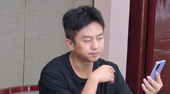 邓超成5哈替补导游,不拿导游旗却挂绶带,看清上面的字没毛病