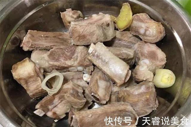 排骨别用热水焯了，教你1招，血水自己跑出来，你一定用得到！