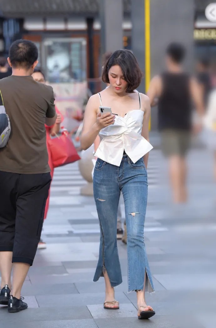 穿牛仔裤的时尚女生