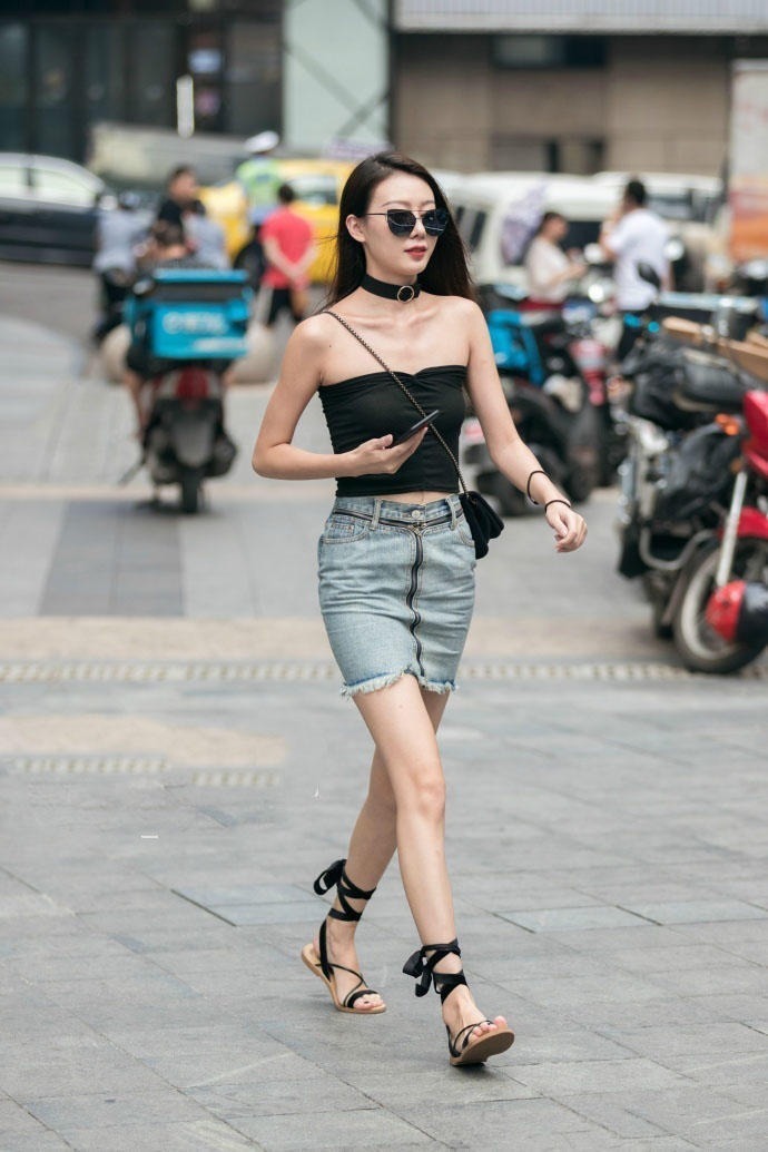 街拍穿着清新面容精致的小姐姐，身材苗条气质动人，很有一番风味