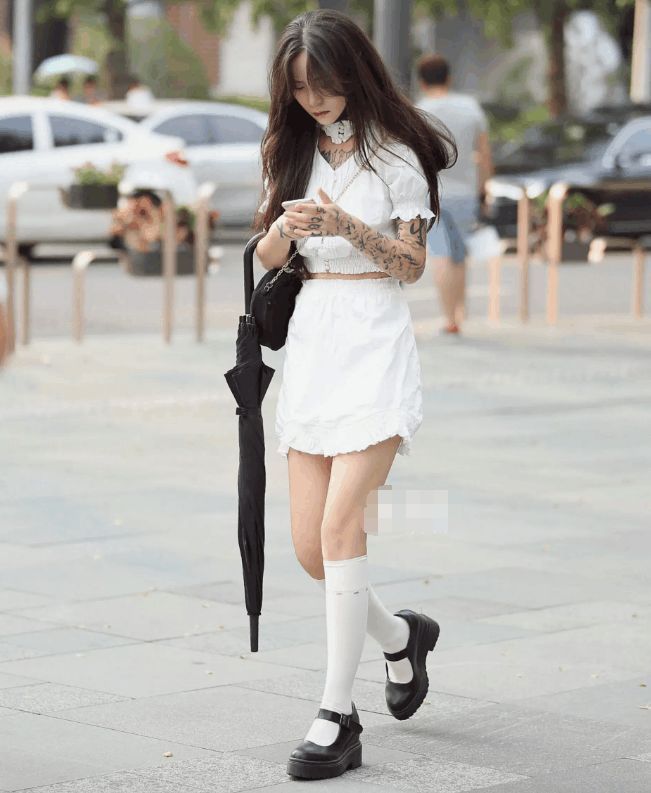 路人街拍,高颜值的小姐姐,身姿迷人凹凸,尽显性感女人味