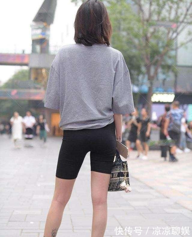 时尚|美女一袭时尚的打底裤,简单却很个性,简单有型