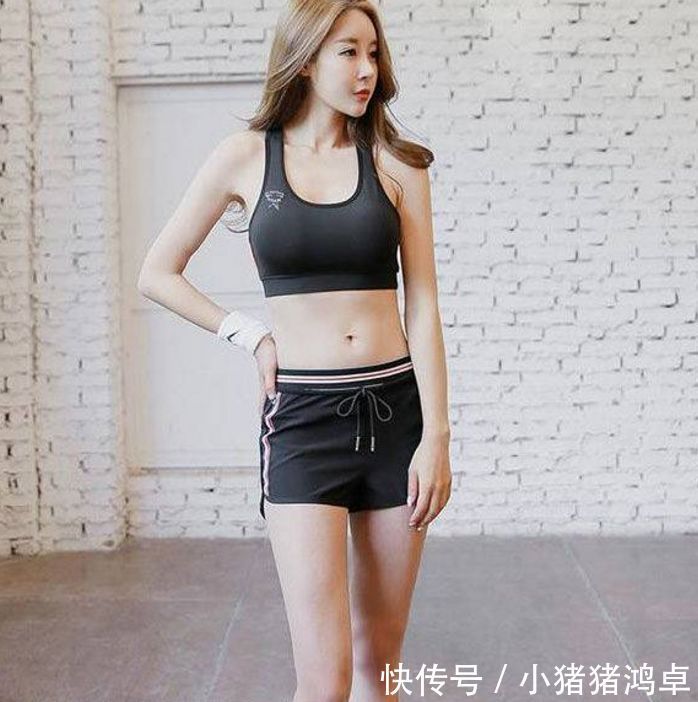 凸显|街拍成熟迷人的紧身打底裤美女,凸显女性的线条美