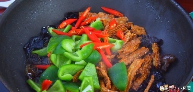 喜欢|木耳炒腐竹最好吃的做法,简单美味又下饭,看看你喜欢吃不?