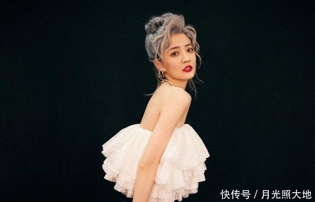 老人|徐璐化老人妆为妈妈应援,一头银发的俏皮小老太,美女老了也好看