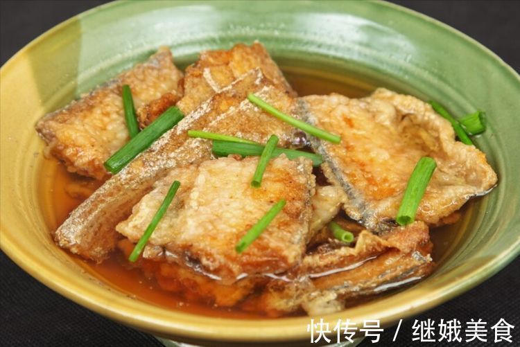 煎带鱼,用面粉还是淀粉?大厨教你一招,口感香酥脆,好吃不油腻