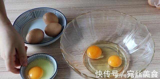无油无糖的玉米面蛋糕,蒸锅就能做,低脂不怕胖,简单好吃不上火