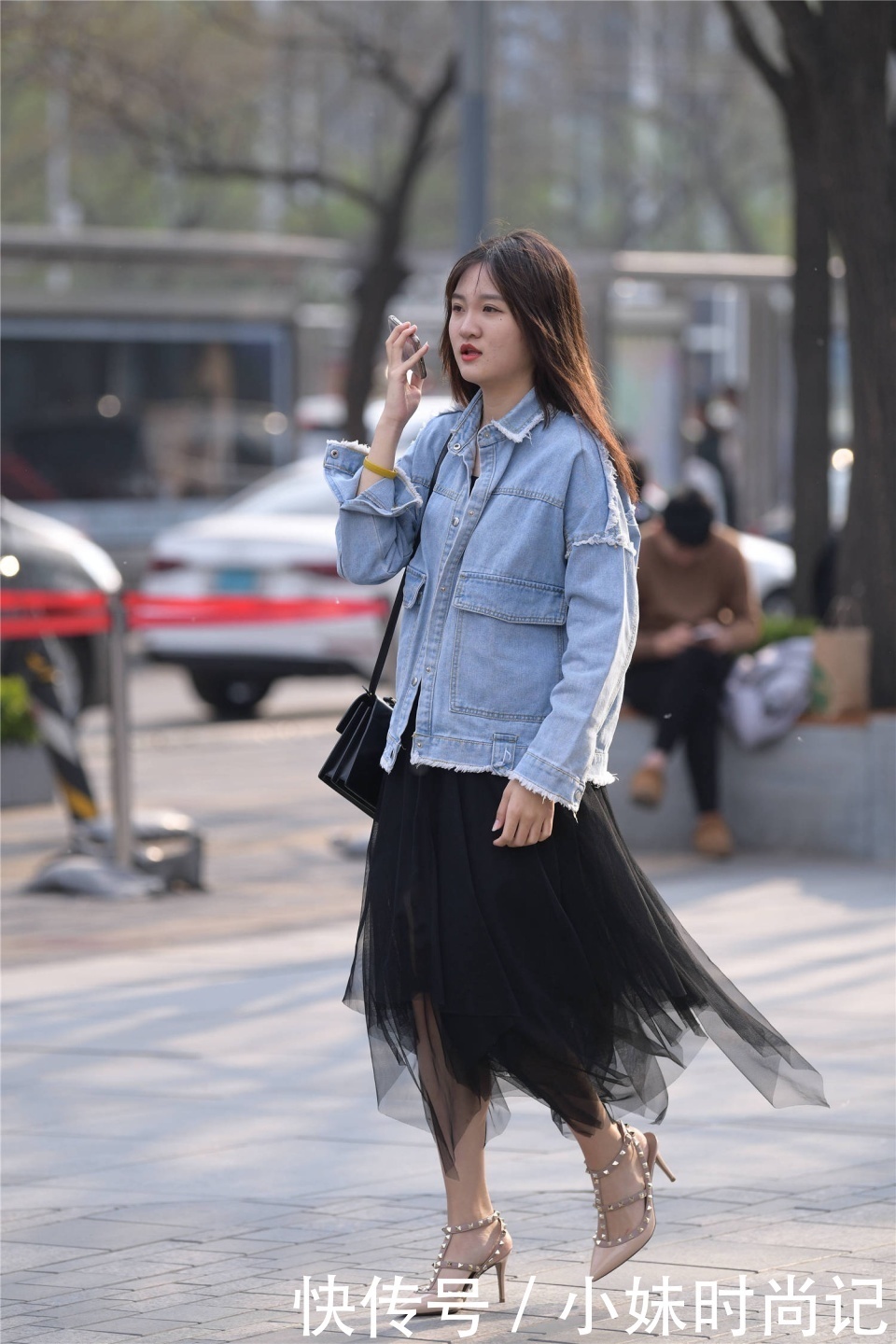 姑娘还|街拍:有点冷的秋天,还穿着尖头细跟铆钉凉鞋,时尚姑娘真的不怕冷么?