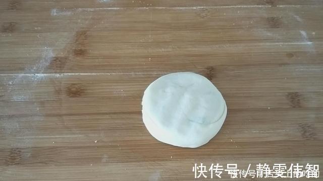 葱花饼这样做太香了,多加1种食材,外酥里软,凉了也不硬,解馋